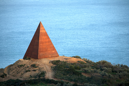 La Piramide della Primavera, di Mauro Staccioli